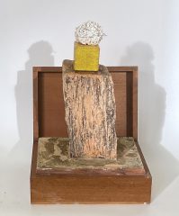 2025 Babylon | Fetisj, doosje met diverse materialen.